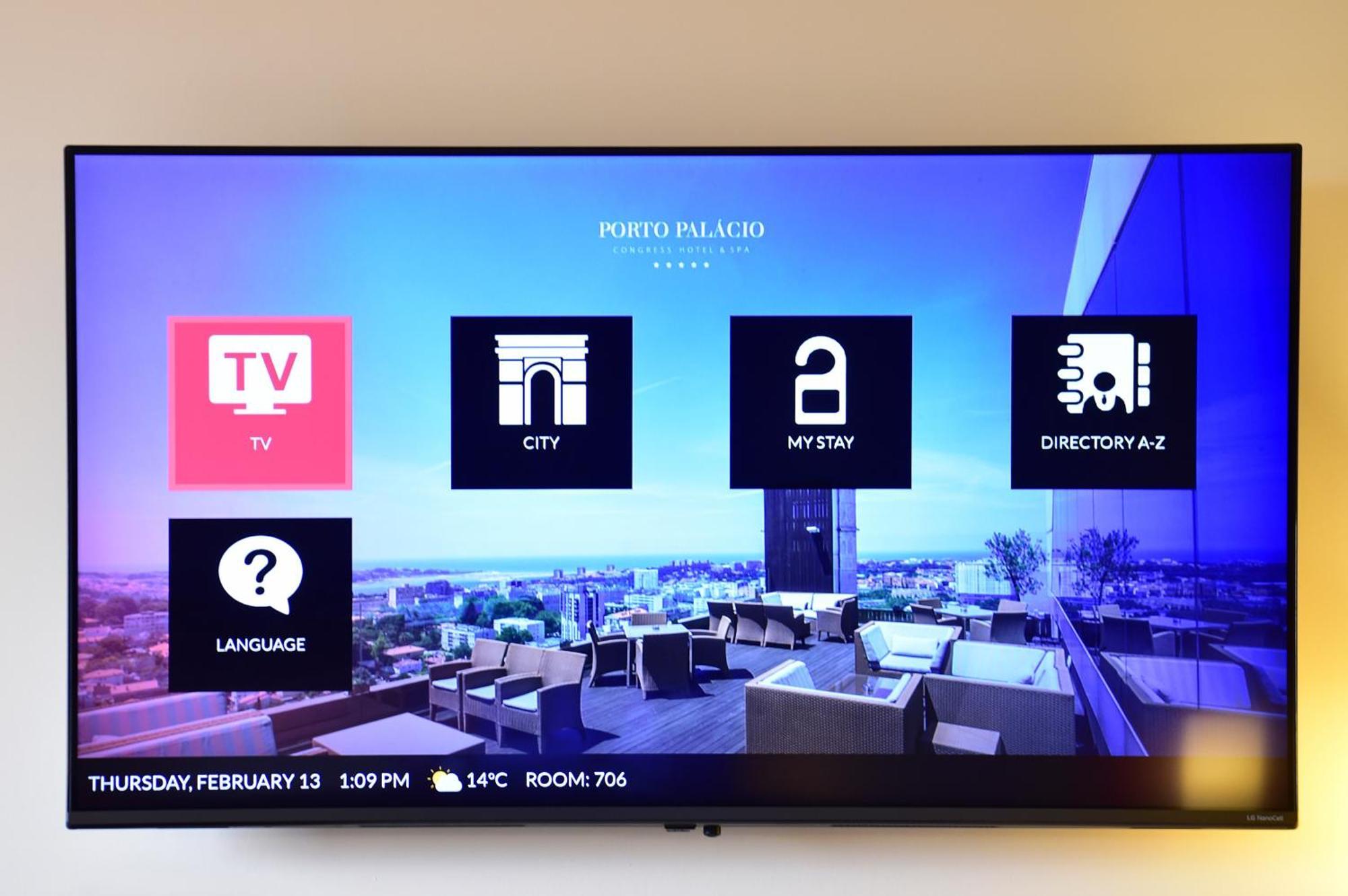 Porto Palacio Hotel By The Editory 객실 사진 A smart TV